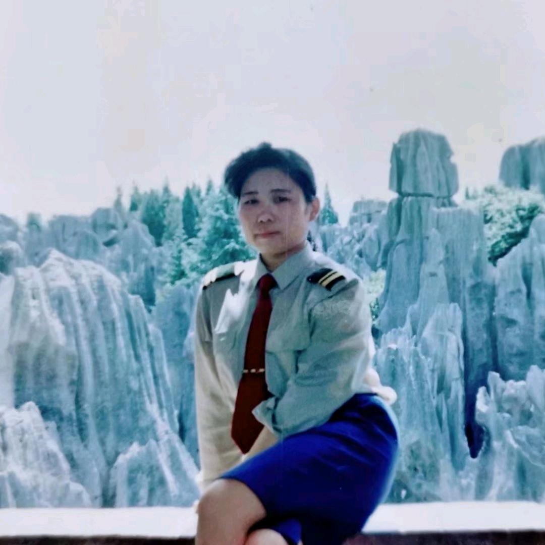 鲁兵花《兵姐.小芳》