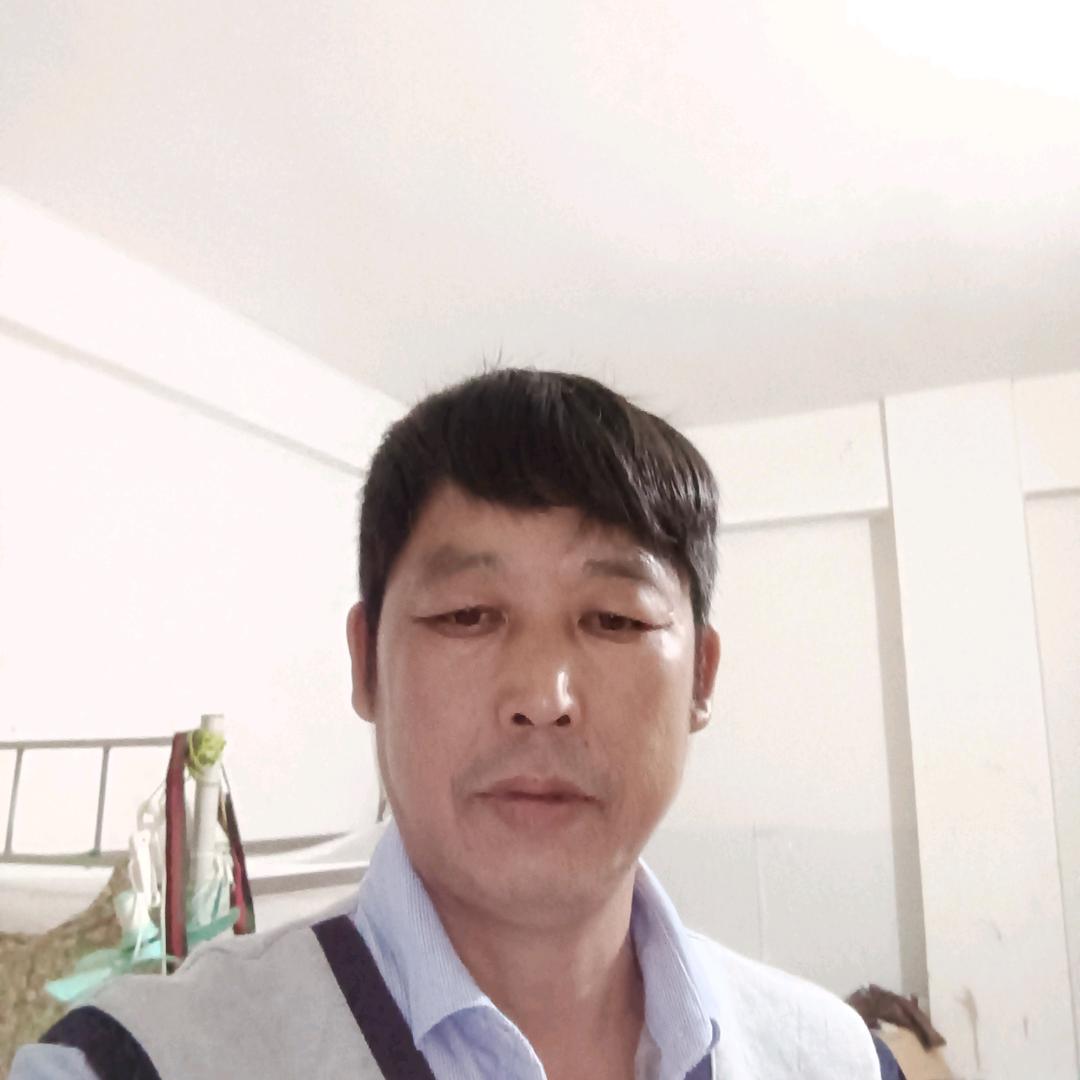 摆地摊的何家大叔