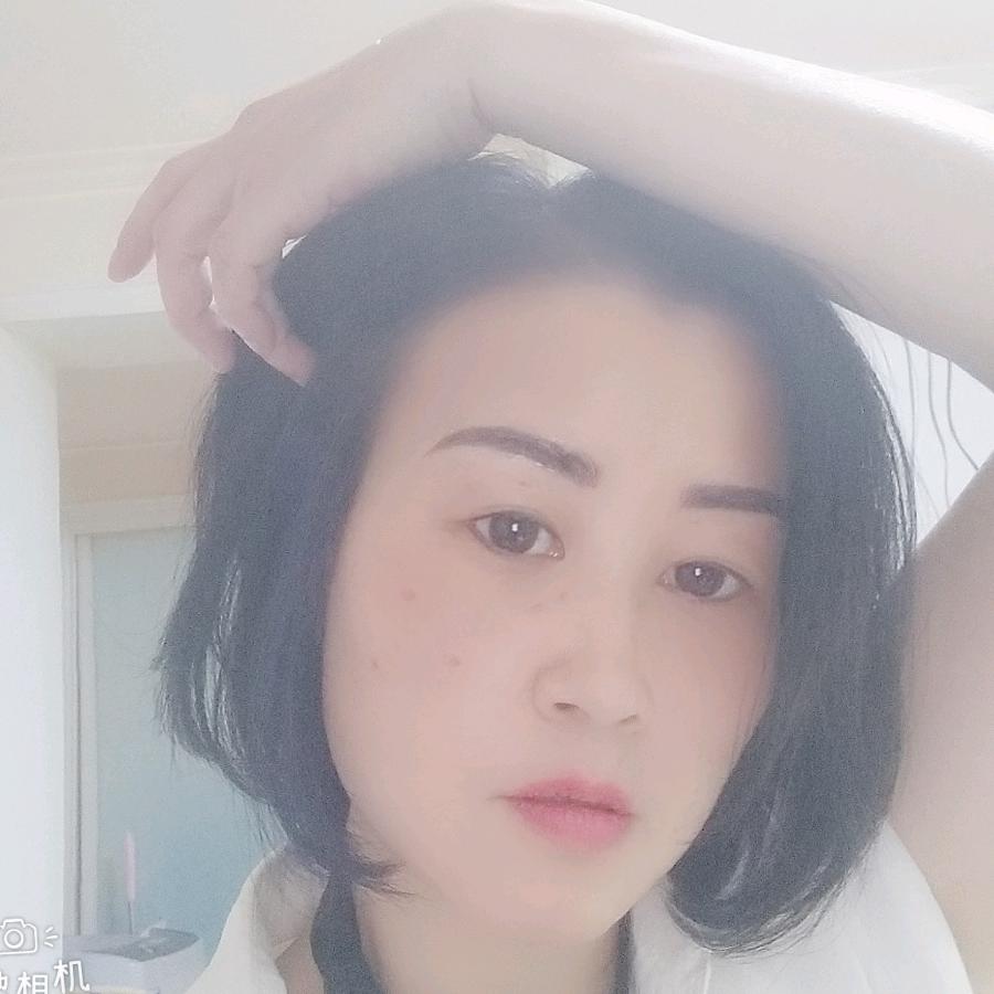 姐对你笑，纯属礼貌。