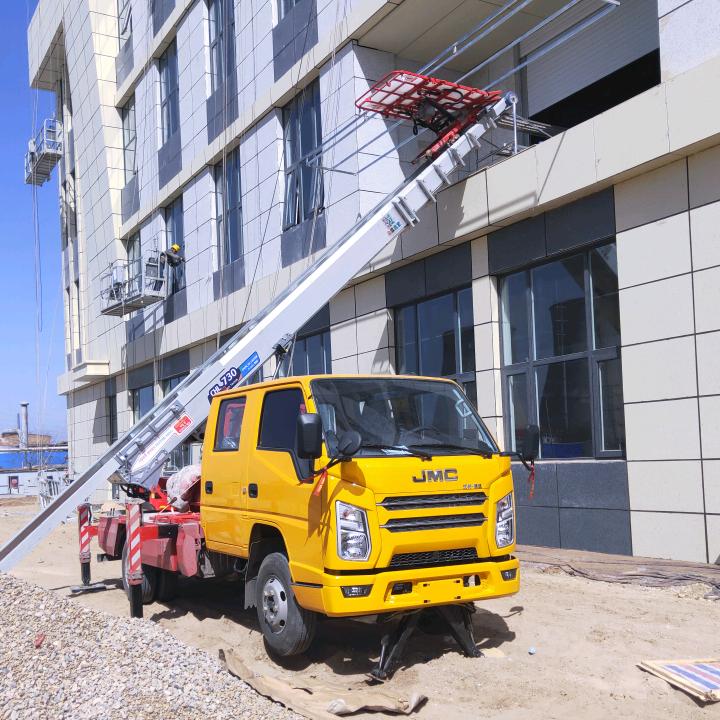 银川云梯上料搬家特种作业车。