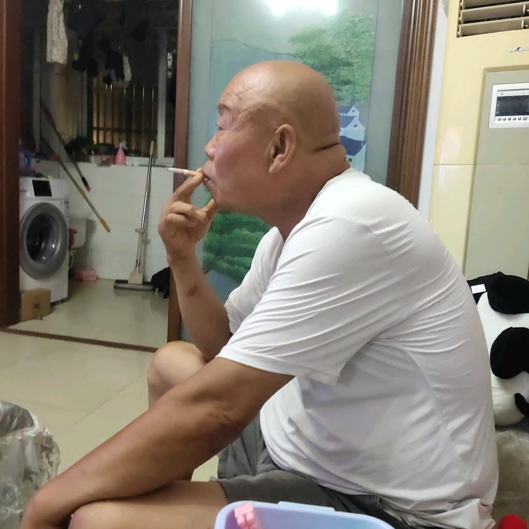 A出售新旧砖，黄沙,水泥等建筑材料