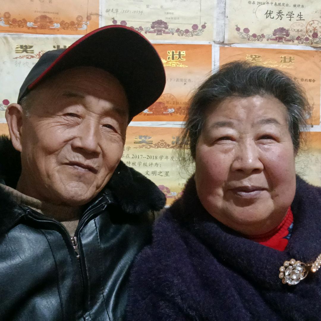 银杏树下的开心老人