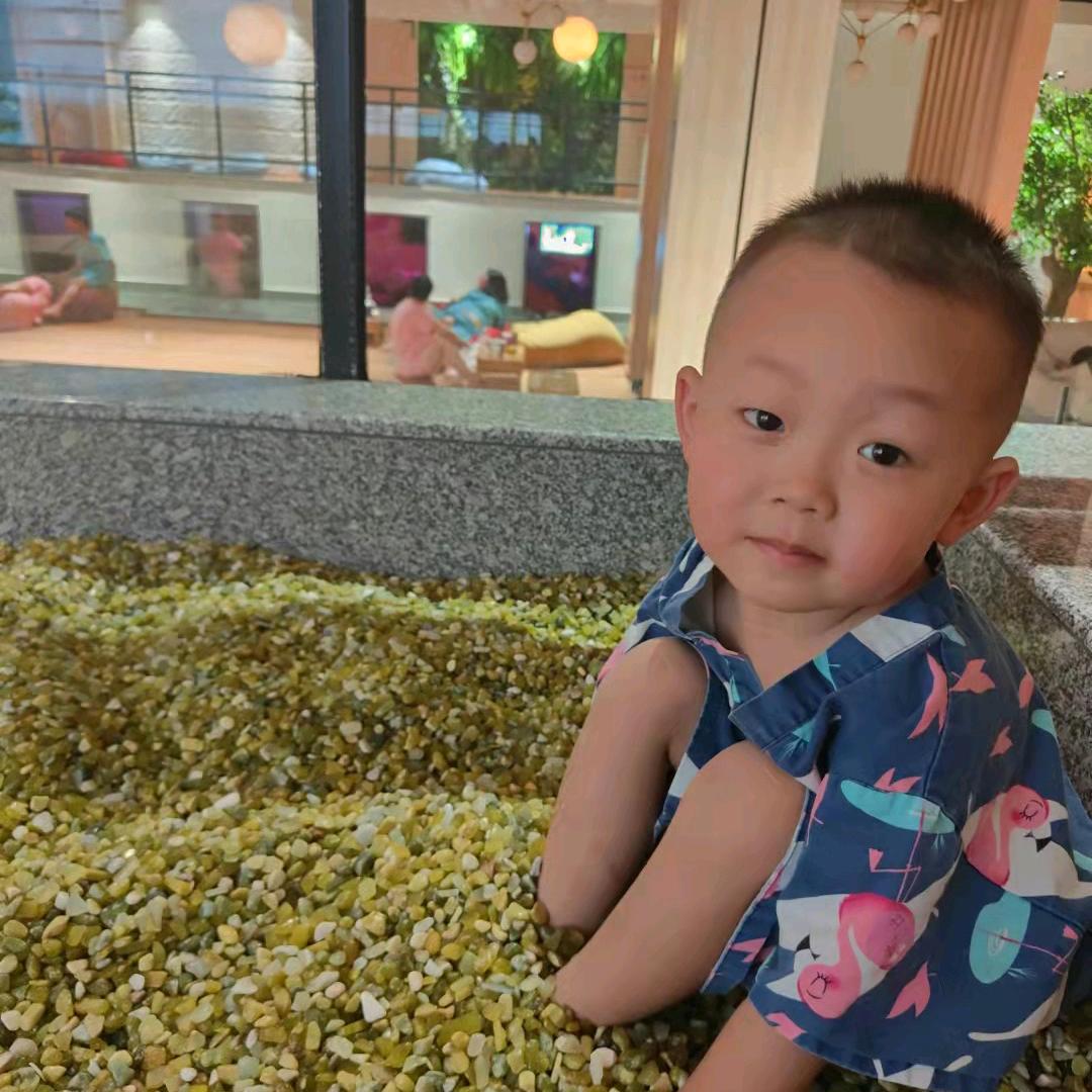 来让阿姨摸下。