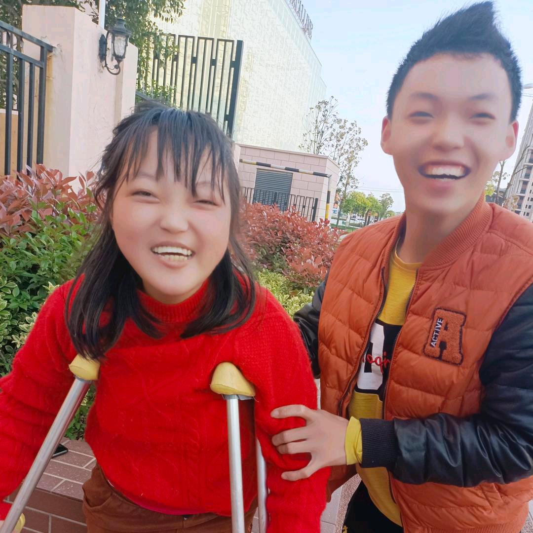 热爱生活《残疾龙凤胎中午10点》