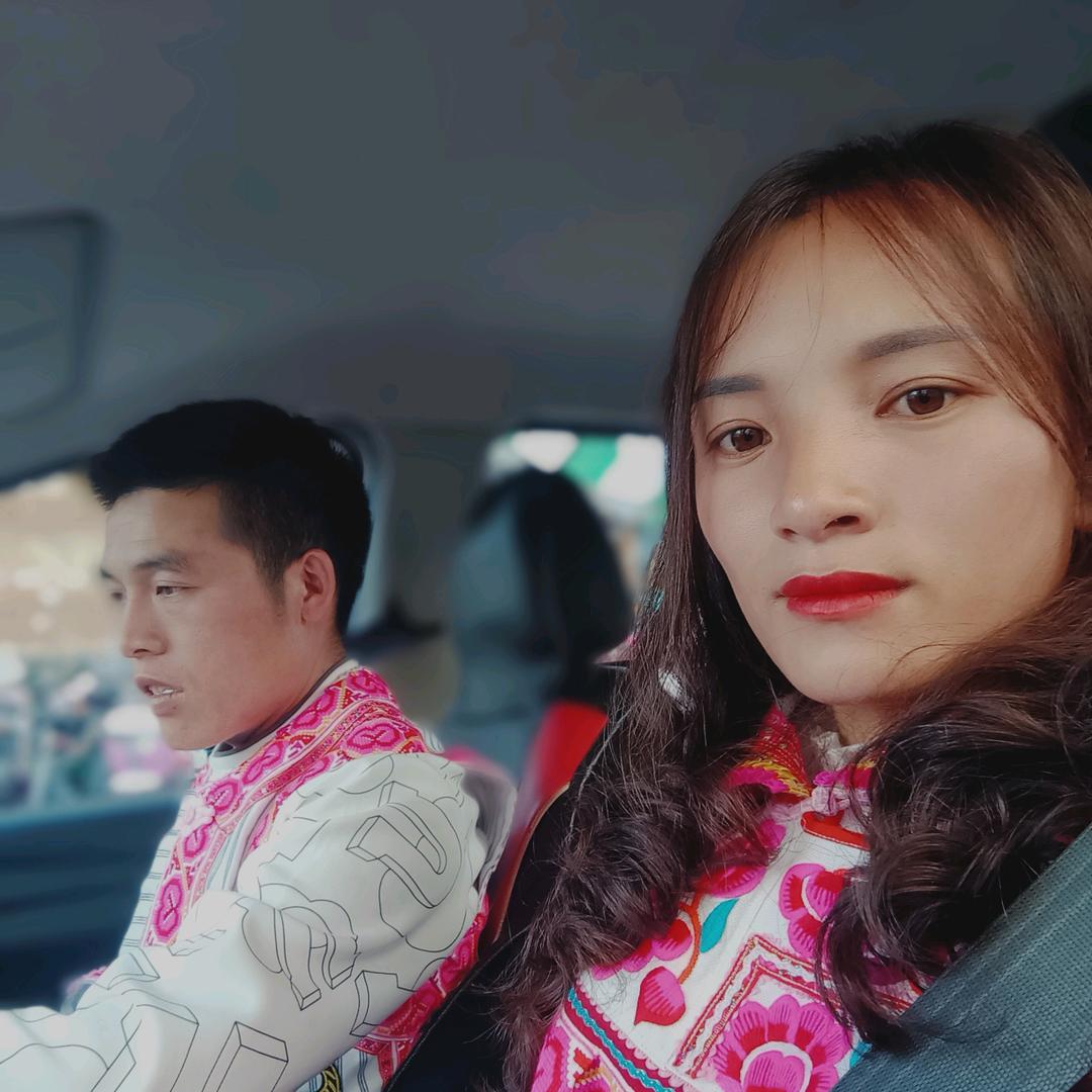 努力中的彝族女孩