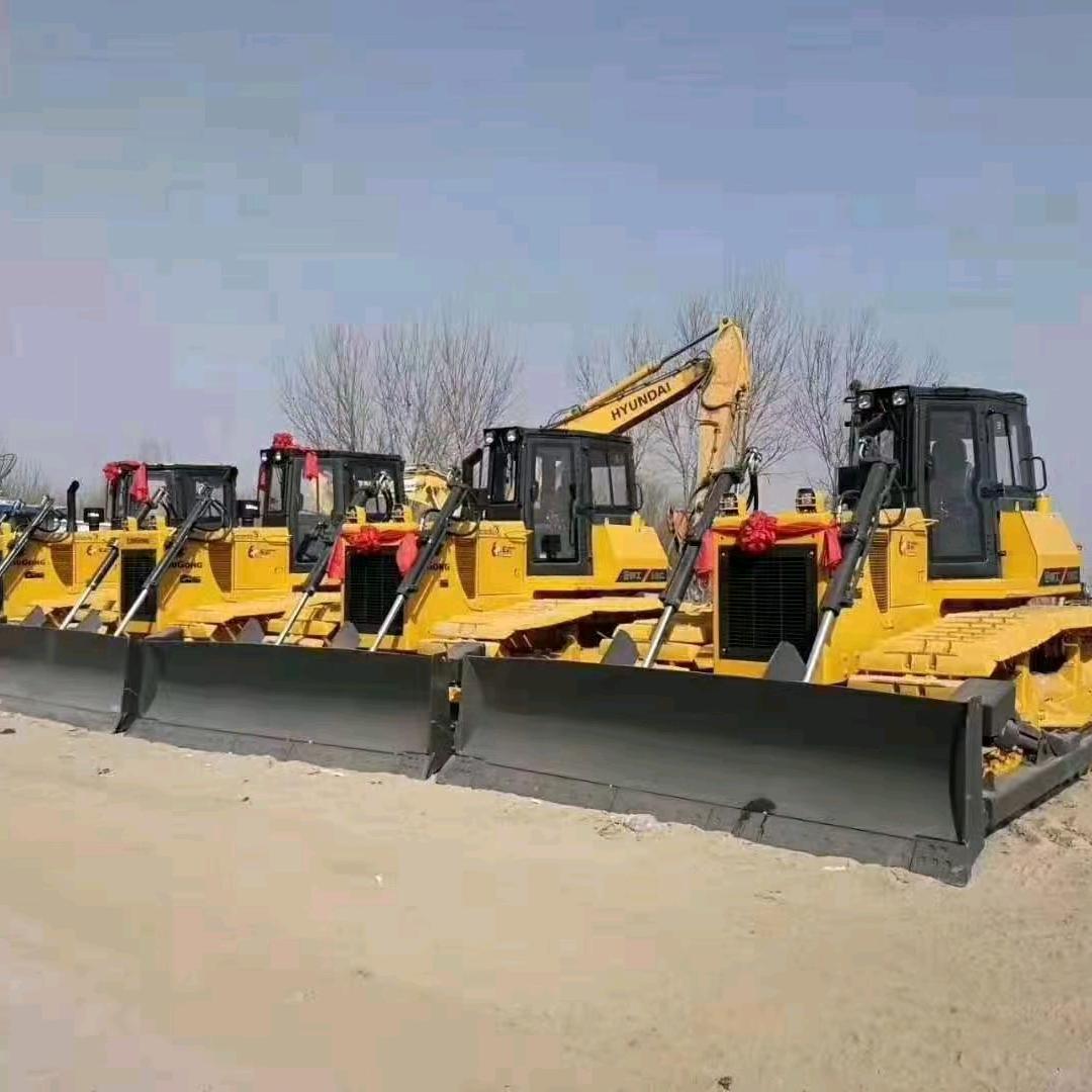 老五沙场：多台卫星推土机租赁：专业土地平