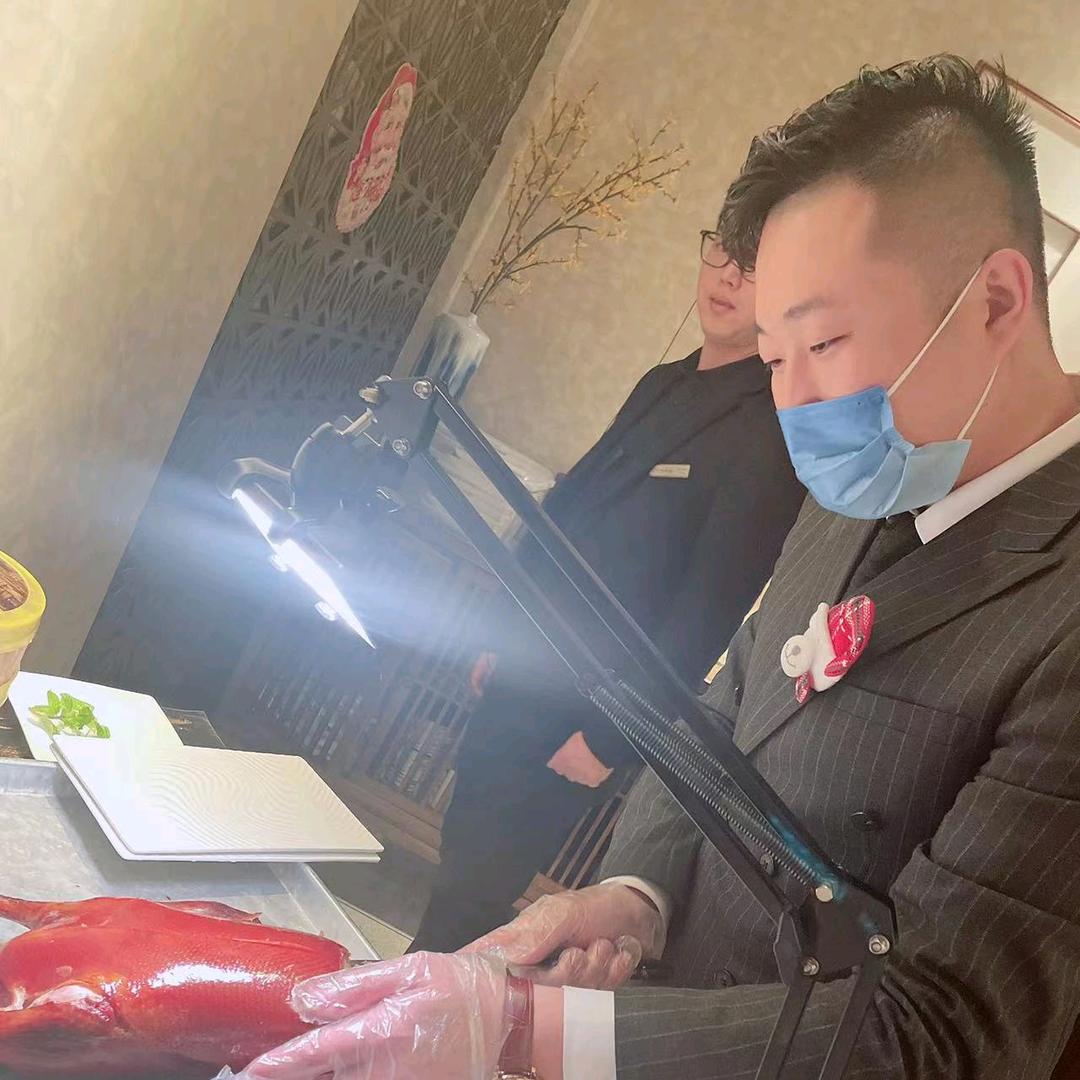 遇约烤鸭铁西店，鑫铭。