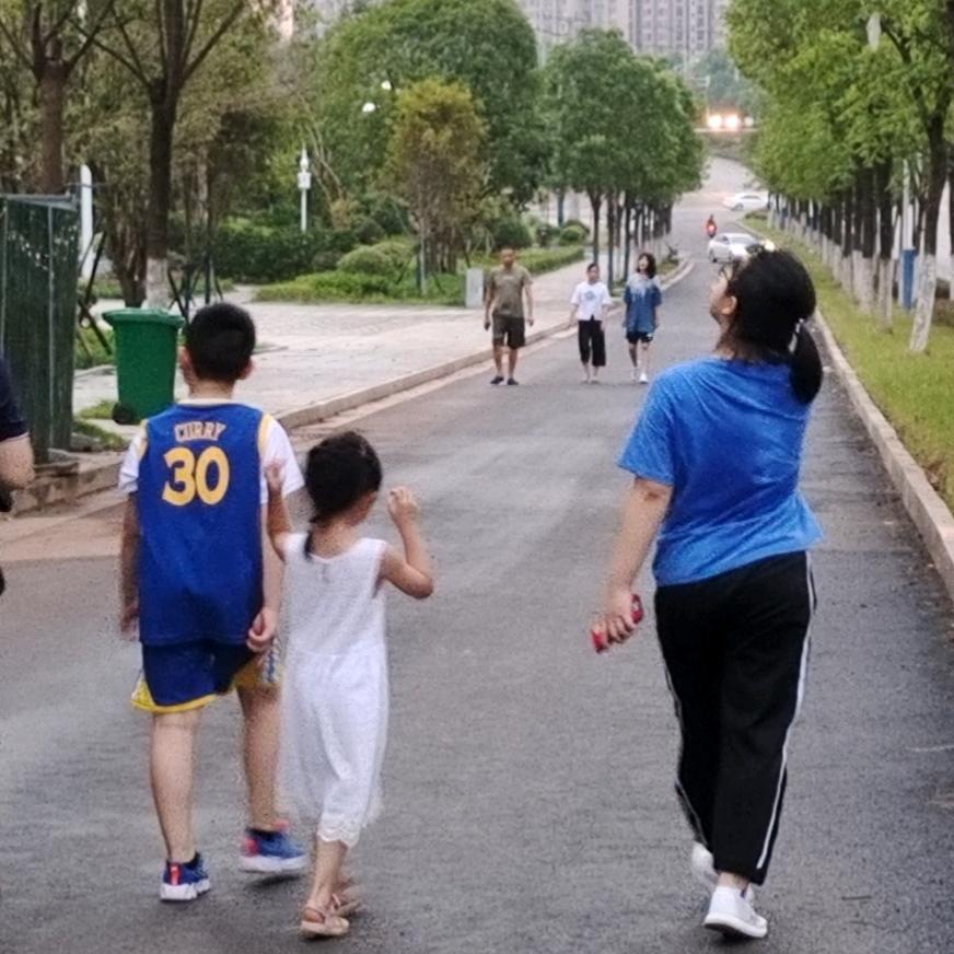 平《辉》