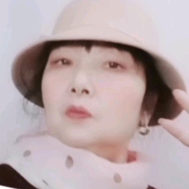 蓝天白云。