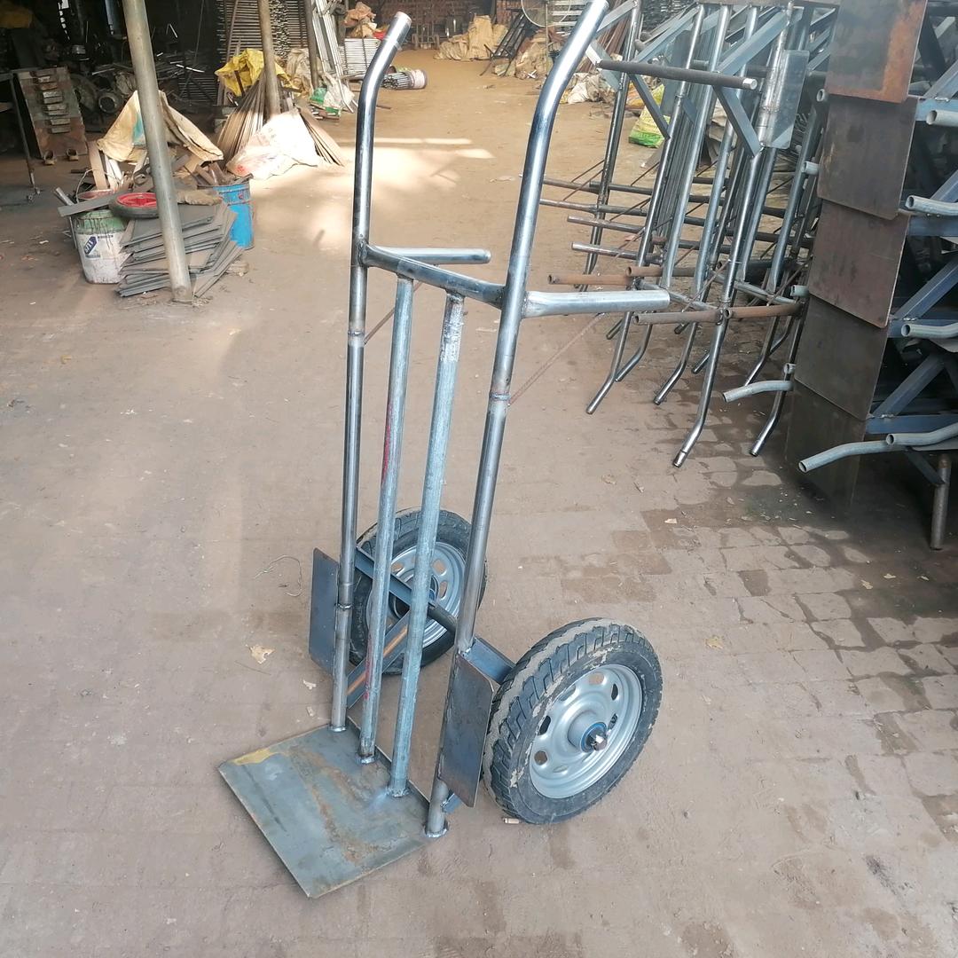 厂家直销手推车。田雪君