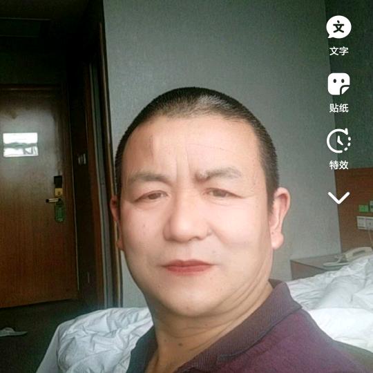 笨笨的丑男人