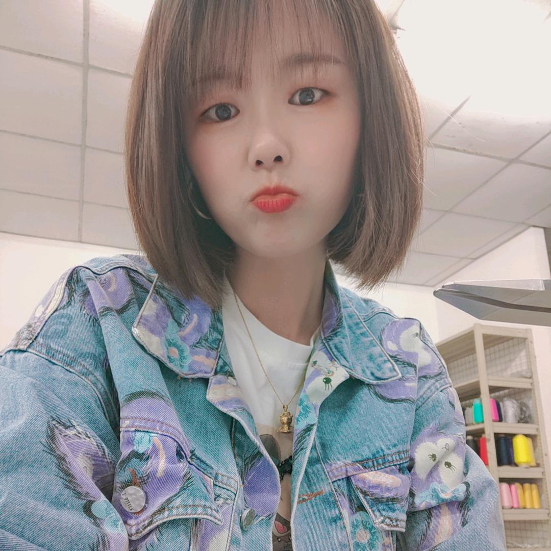 小眼睛的快乐女人