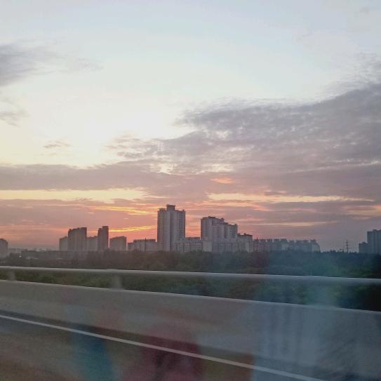 攀岩在城市边缘