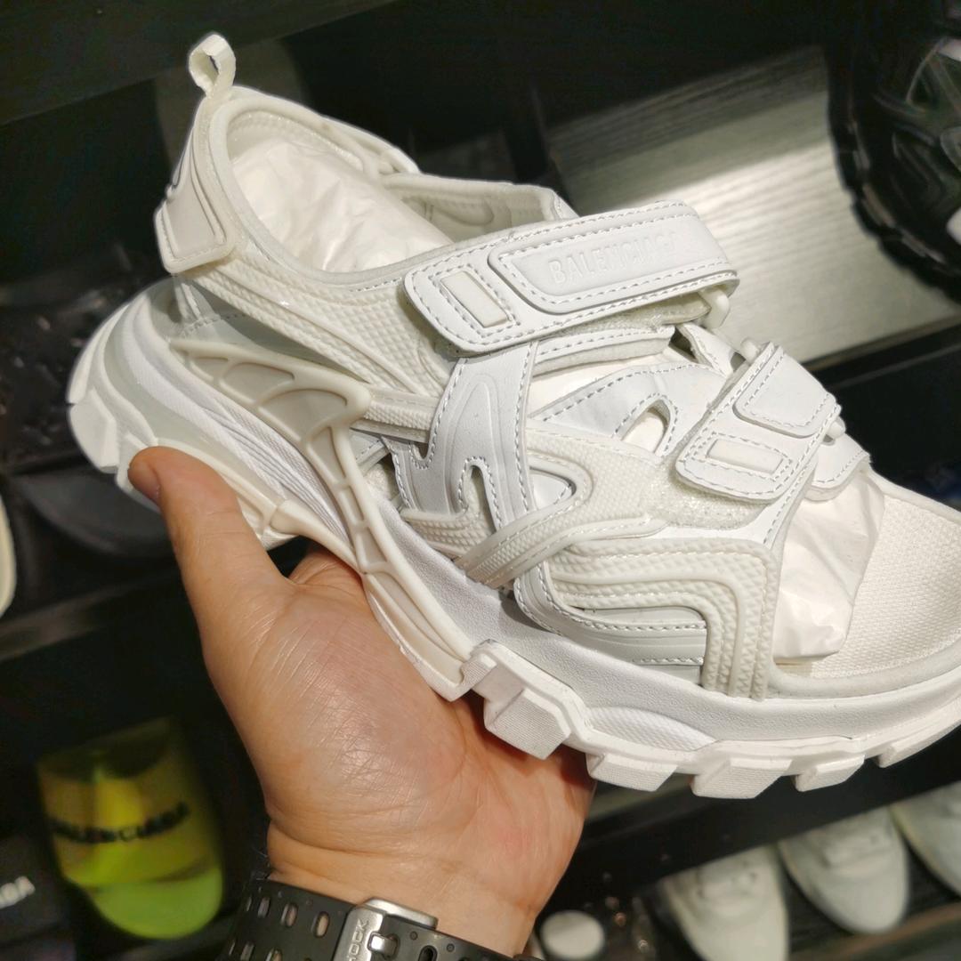 天津市西青区风向服装销售店