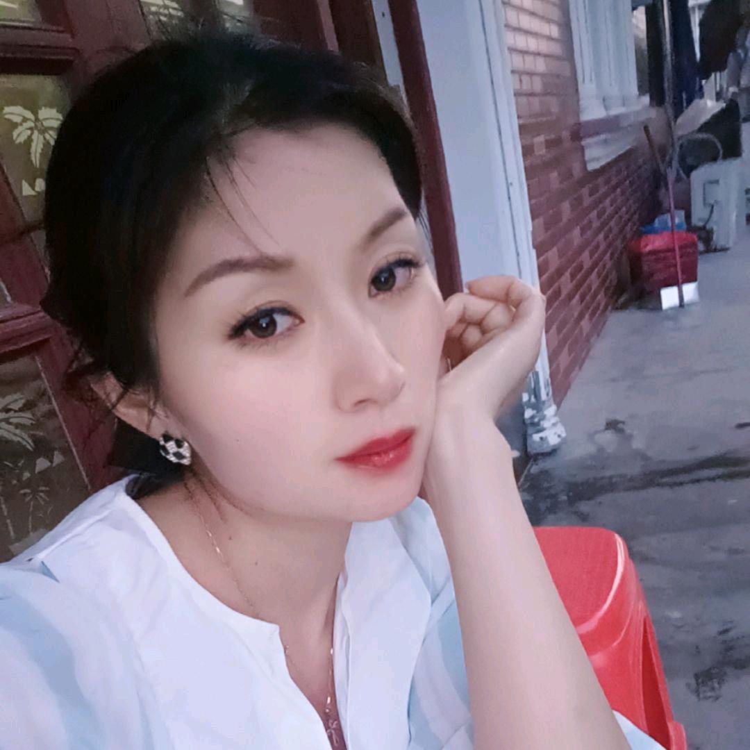 加工荷叶边四件套的小阿姨