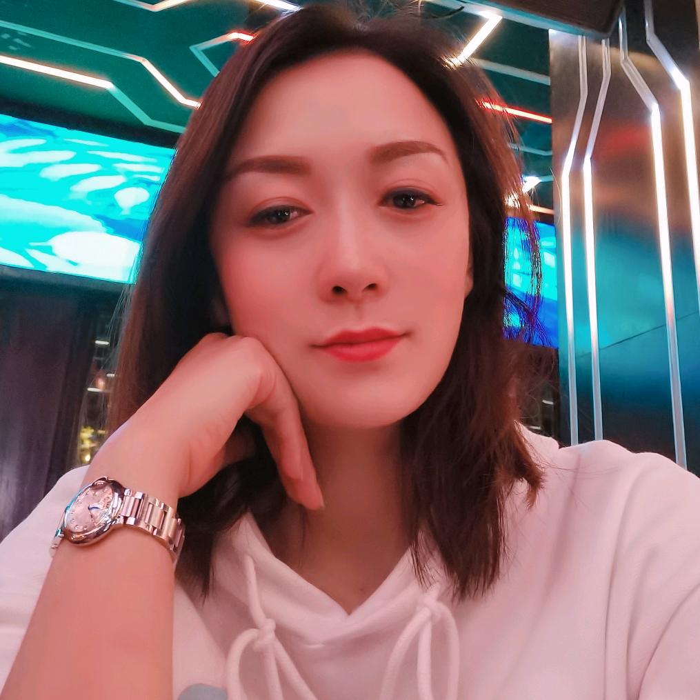 在乐山做绵绵冰西米露小吃烤脑花的丹丹姐