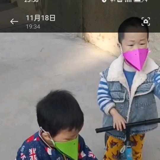 奶奶一个人看三个孙子孙女和91的老婆婆