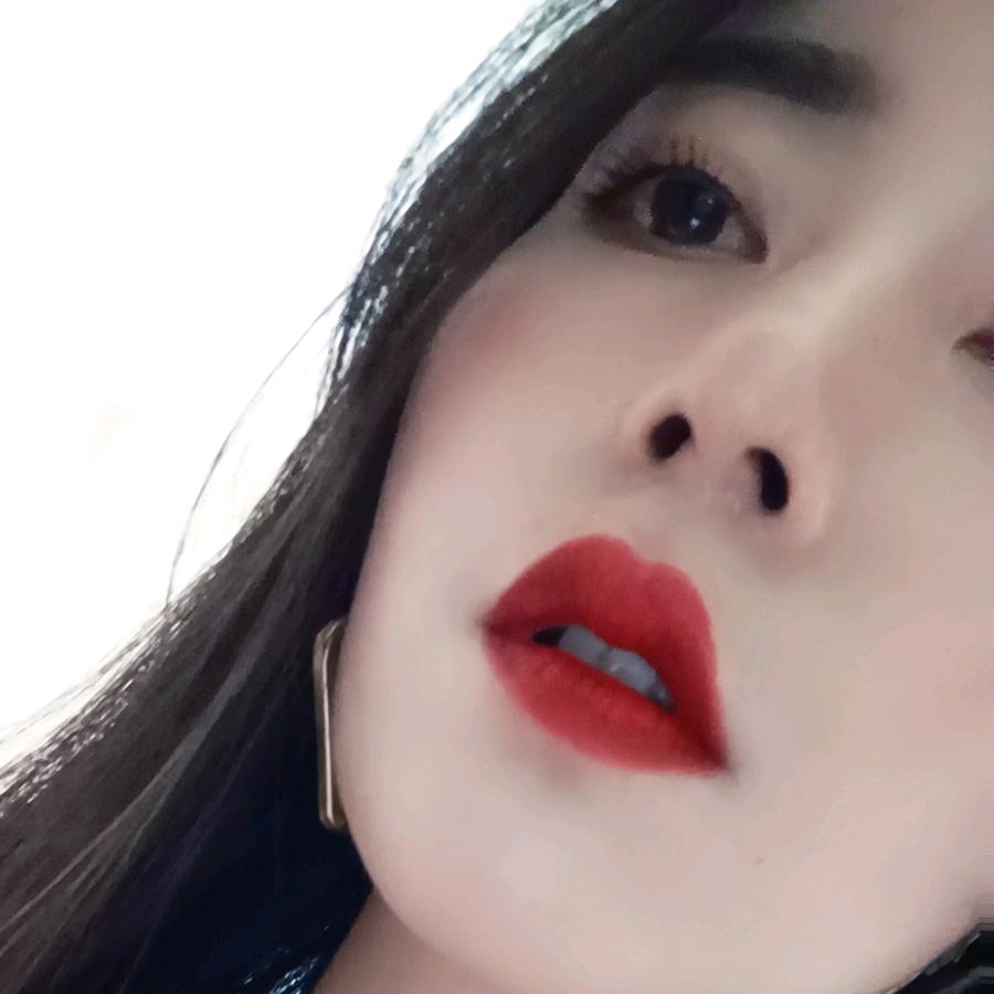 用微笑掩饰忧伤