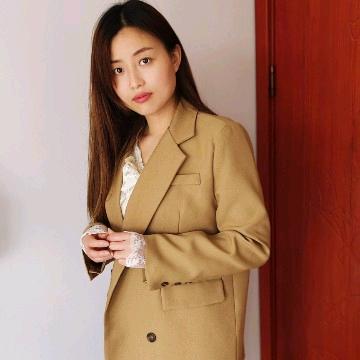两个皮夹克的妈妈呀