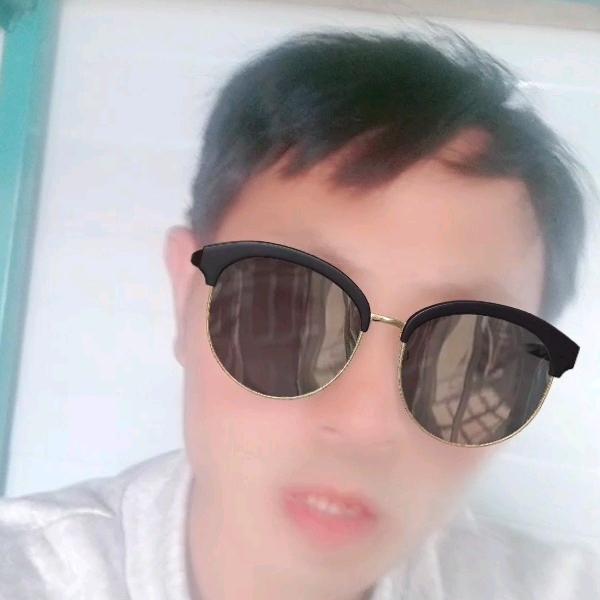 施哓龙