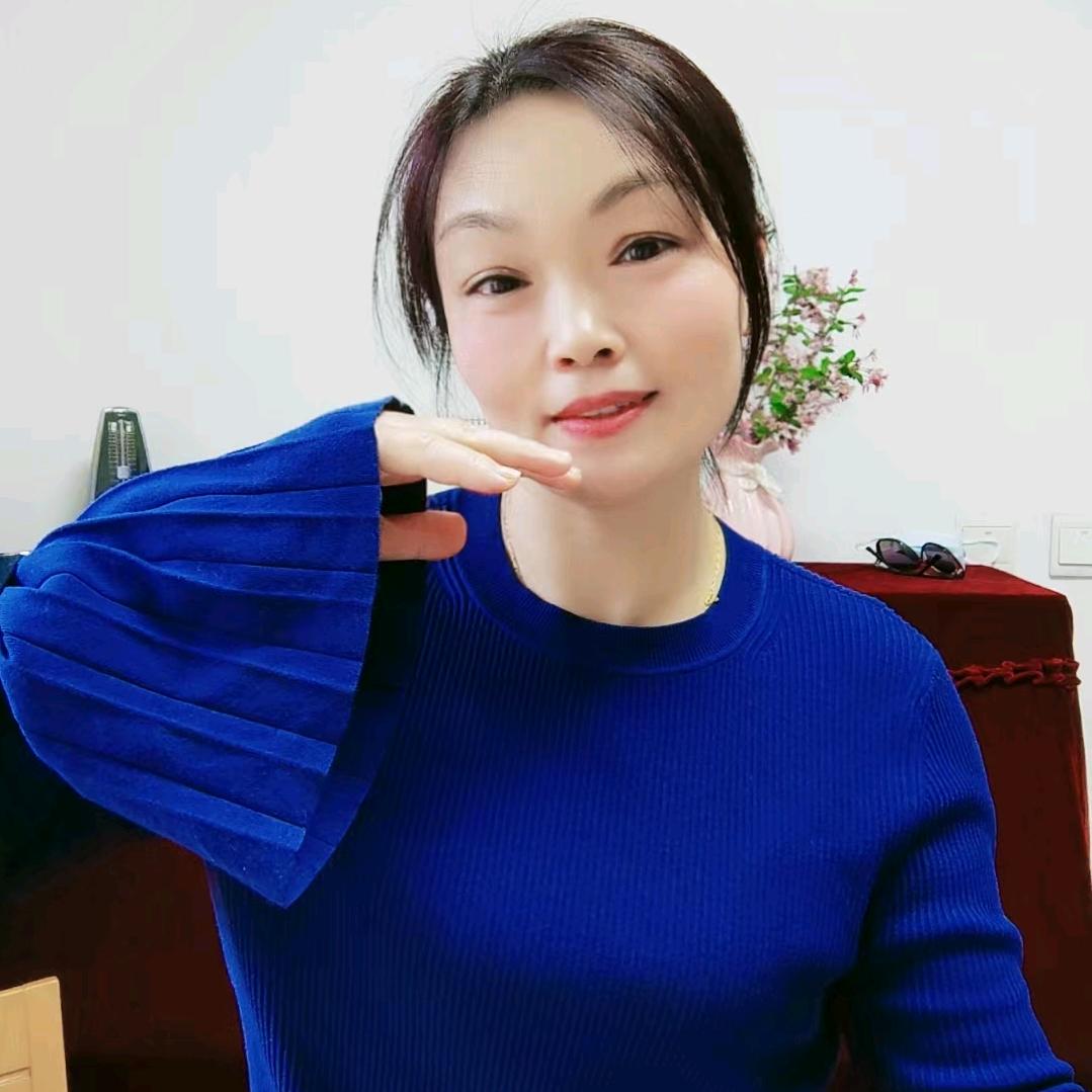 洛 依
