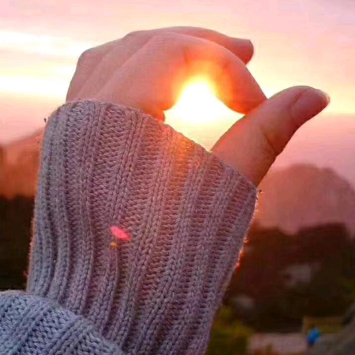 锁眉.