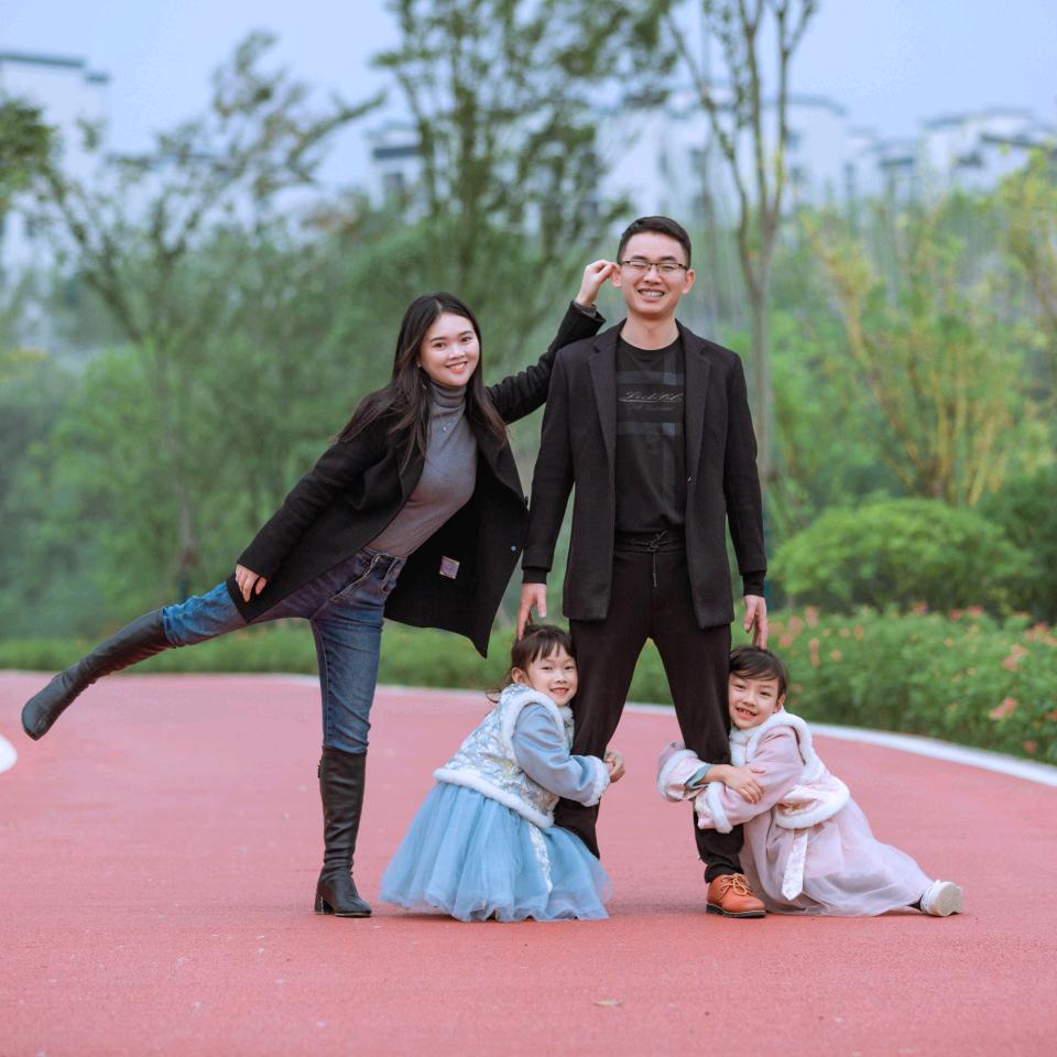 黑妞很拽  （一家四口）