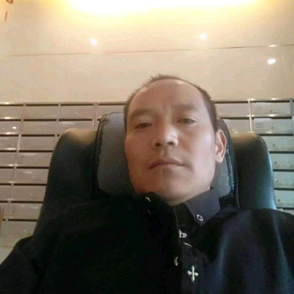 何祖平从不相信任何人。