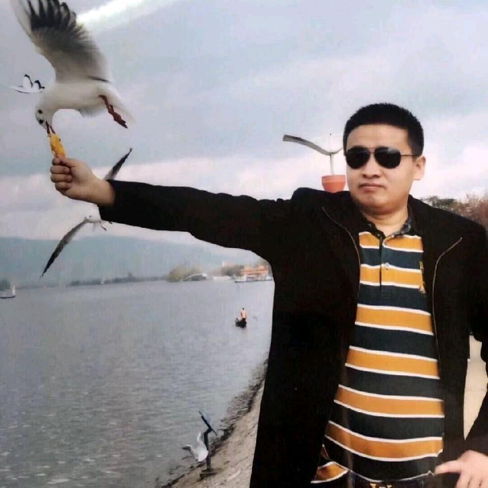 卧龙老玩童