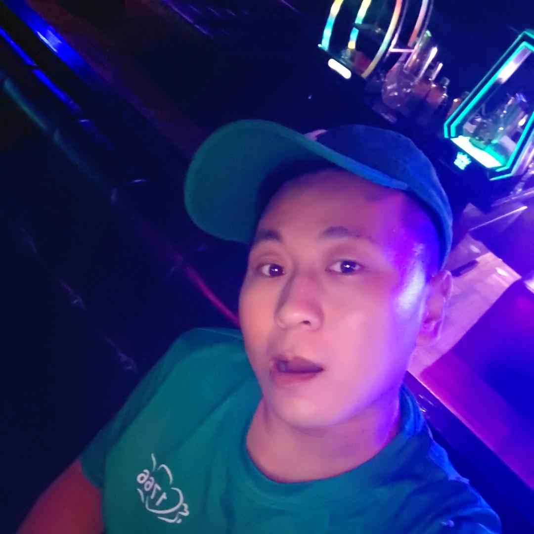 踩在轮子上的小辉辉