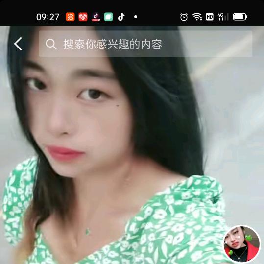笑容里的痛冖