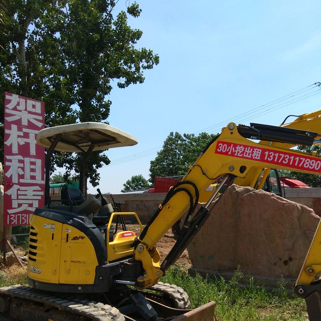 开挖掘机的男人