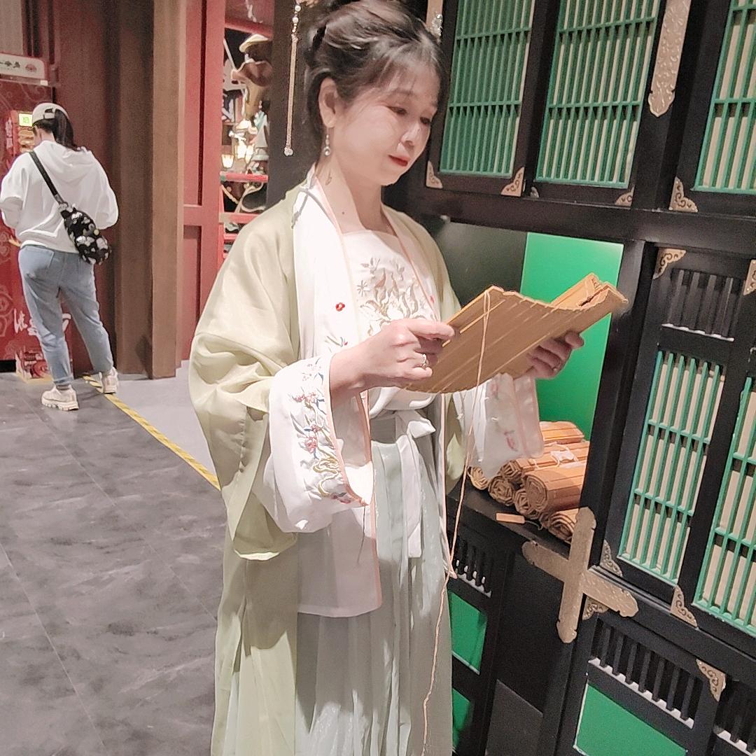 颖之 悟文化传媒公司（爱黄梅，爱跳舞：）