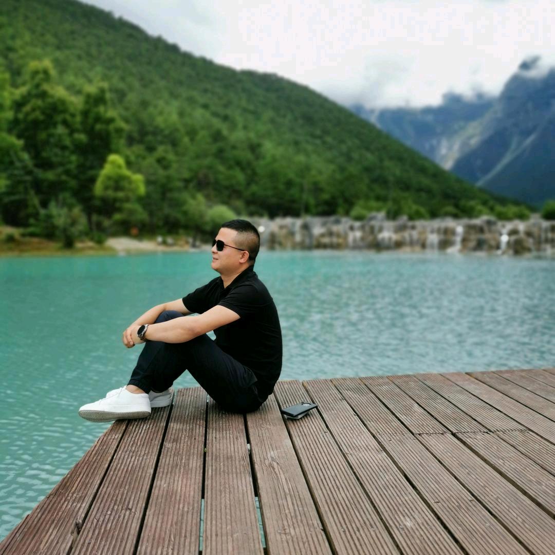 凌峰。