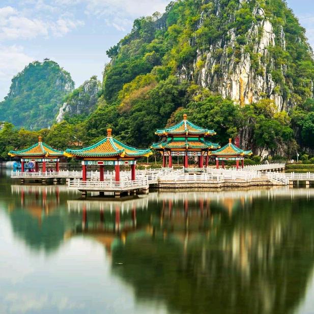 抱着西瓜过夏天。