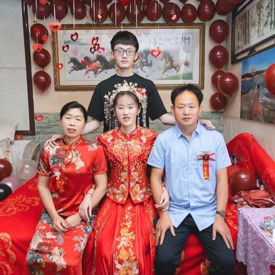 一颗静心观世界，半盏清茶悟人生