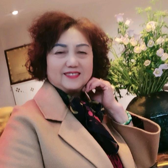 80多岁老太太开心就好