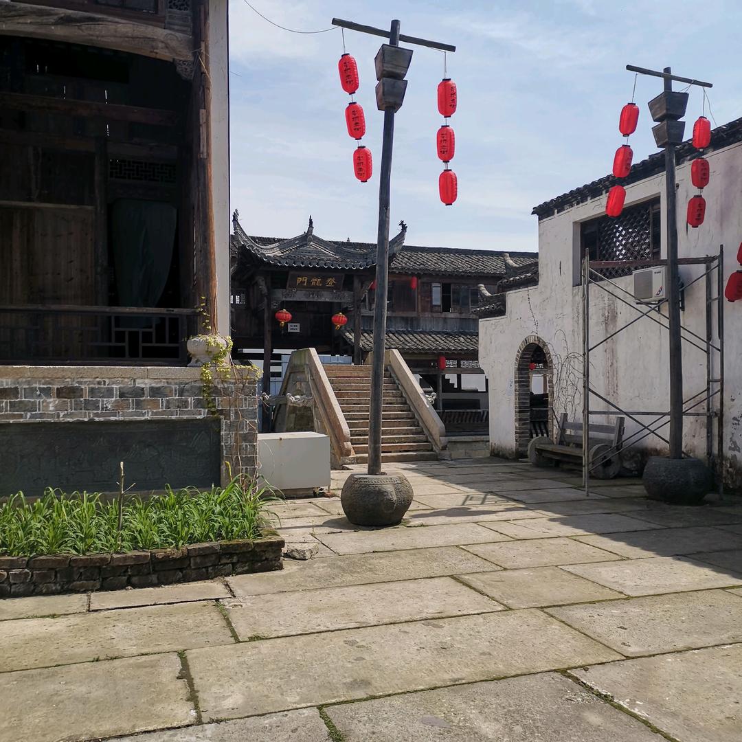 静芳草春