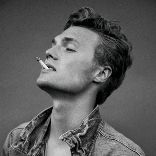 一位重型猫车的驾驶员驾驶巨物创来创去