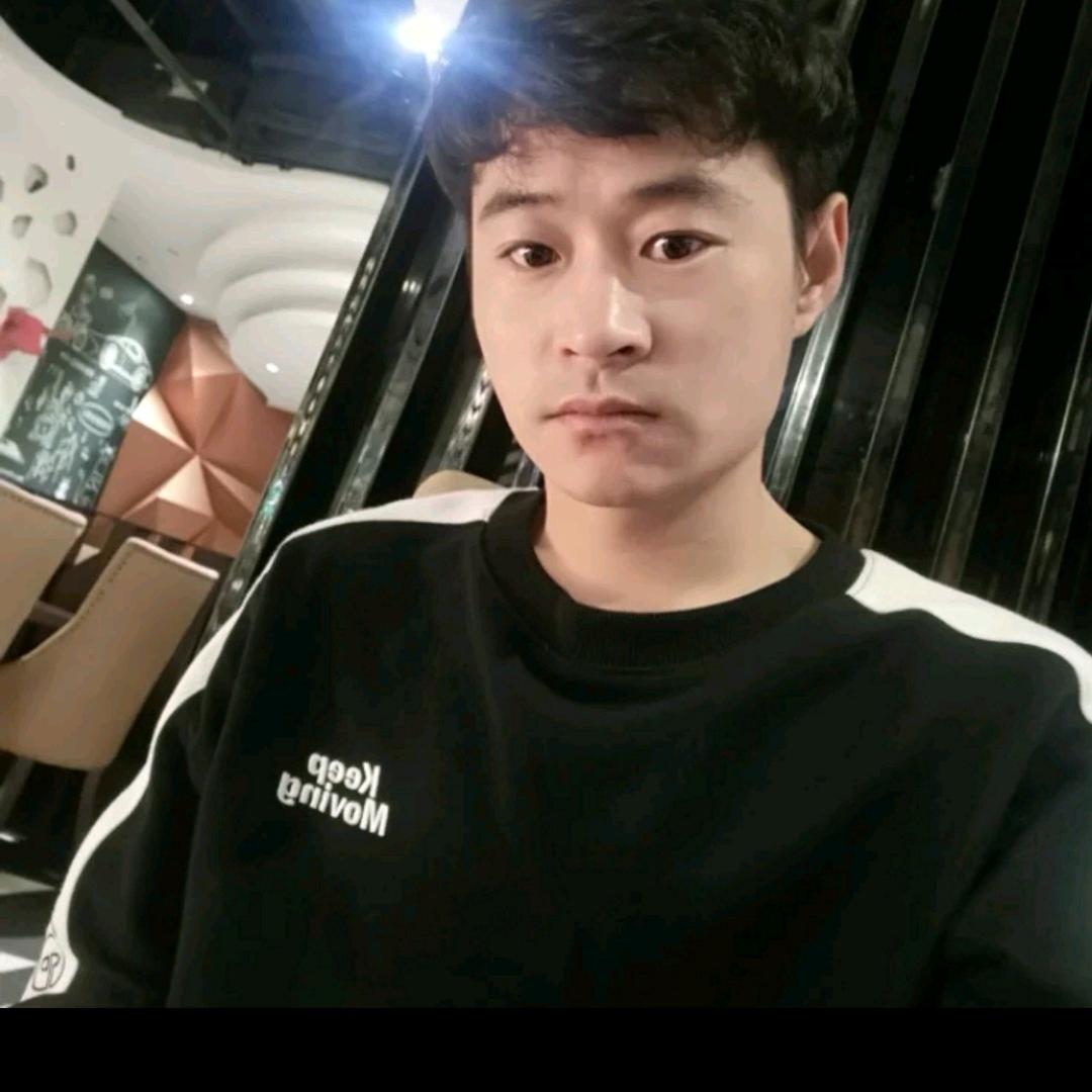 教室里经常滚出去的小明