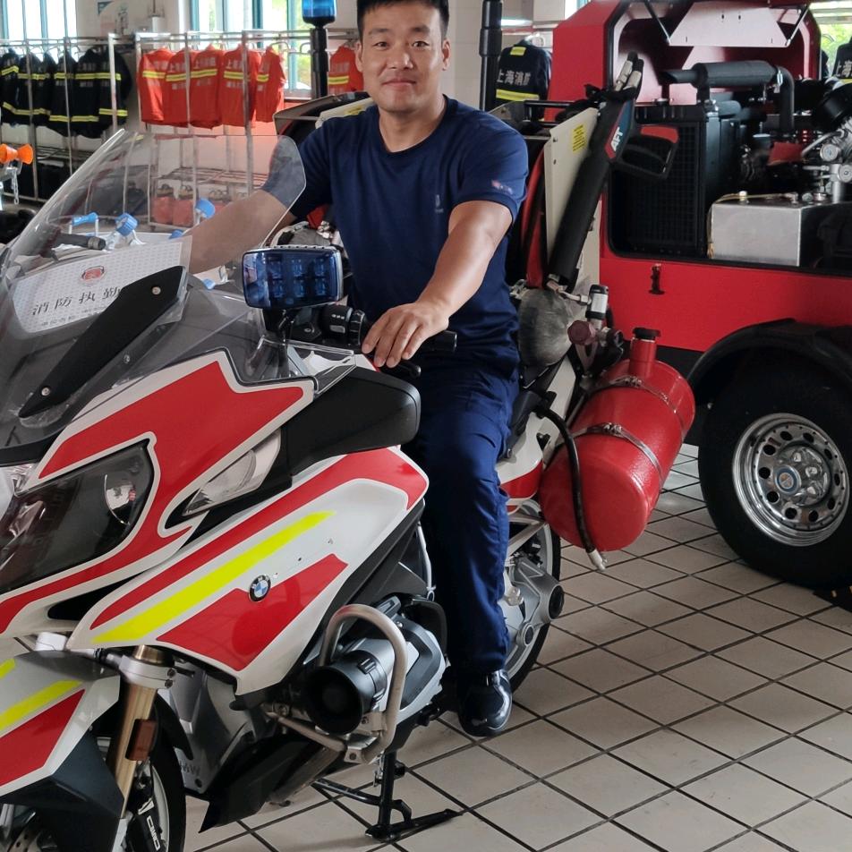 蓝天中的小白云