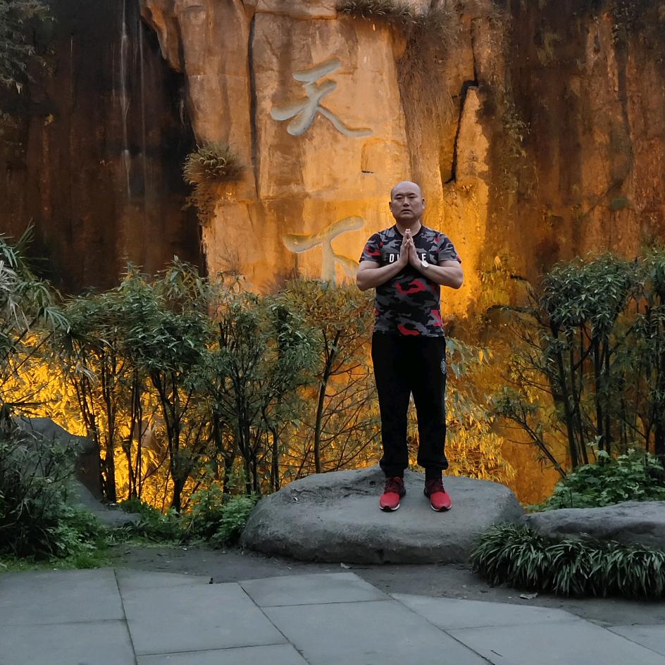 龍赢天下《小亿哥》爱好铜器摆件，唱歌！！