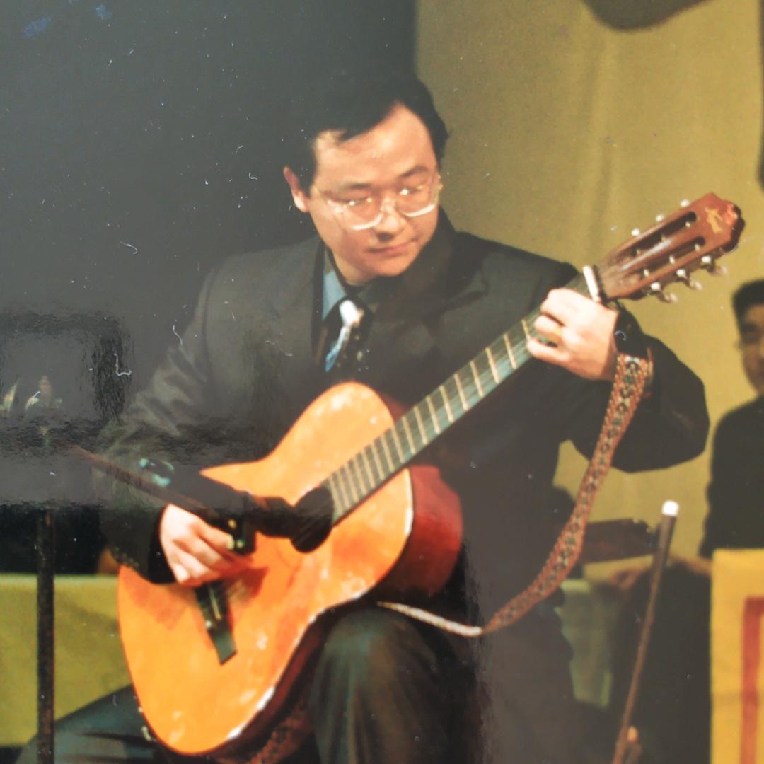 健哥(弹吉他)