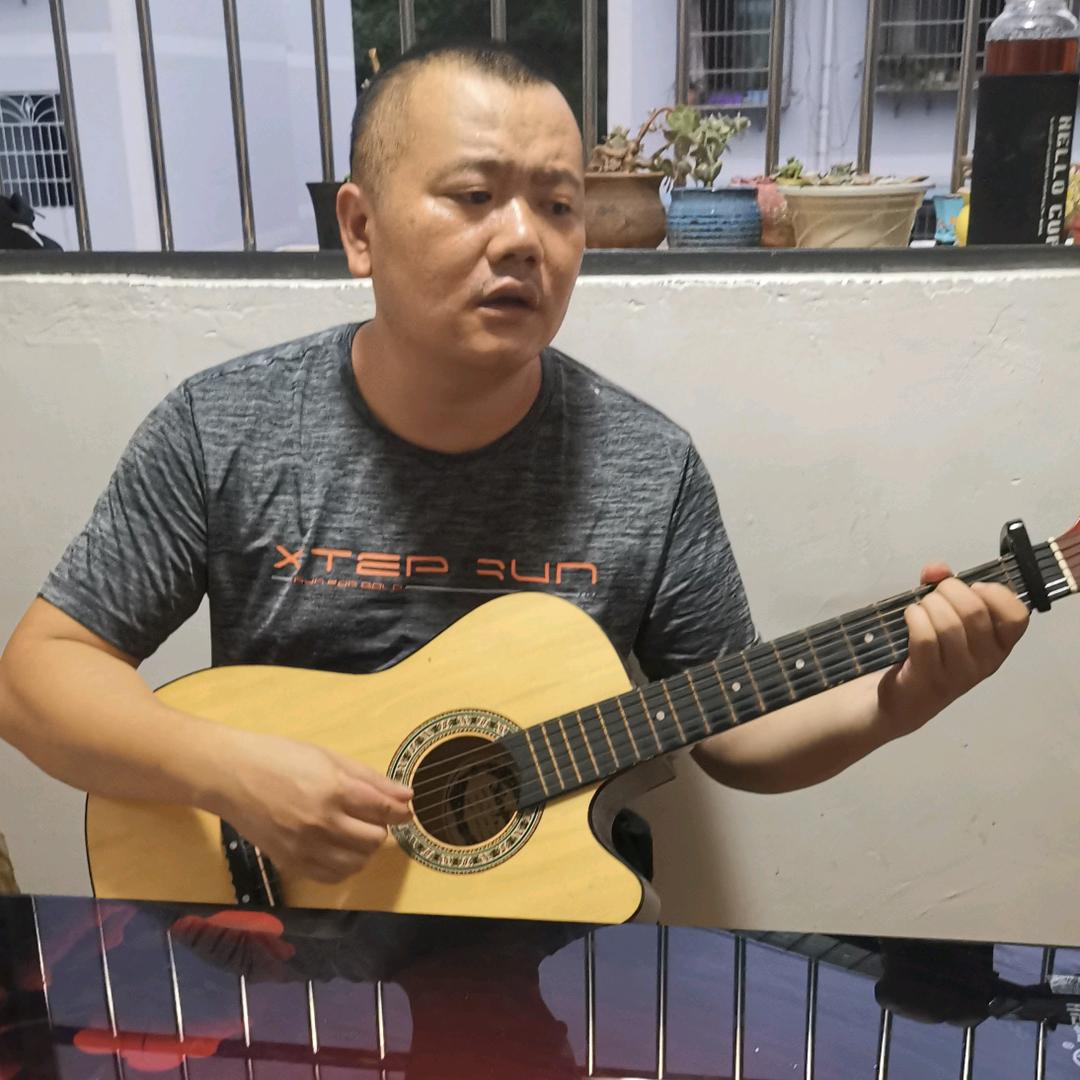 弹吉他的平哥