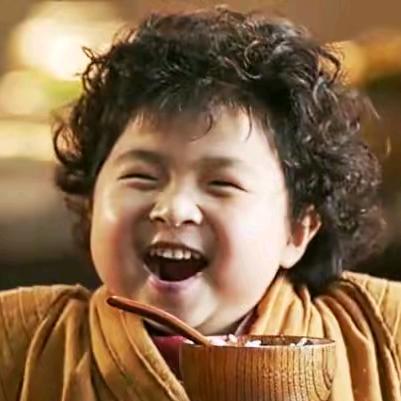 拎着奶瓶往前冲