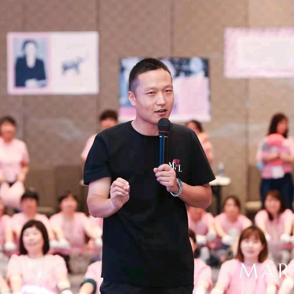 神龙团建（橱窗里有团建道具）