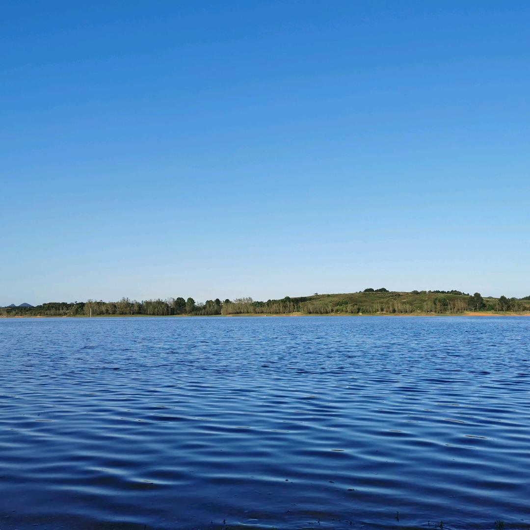 平坝春夏烟酒店