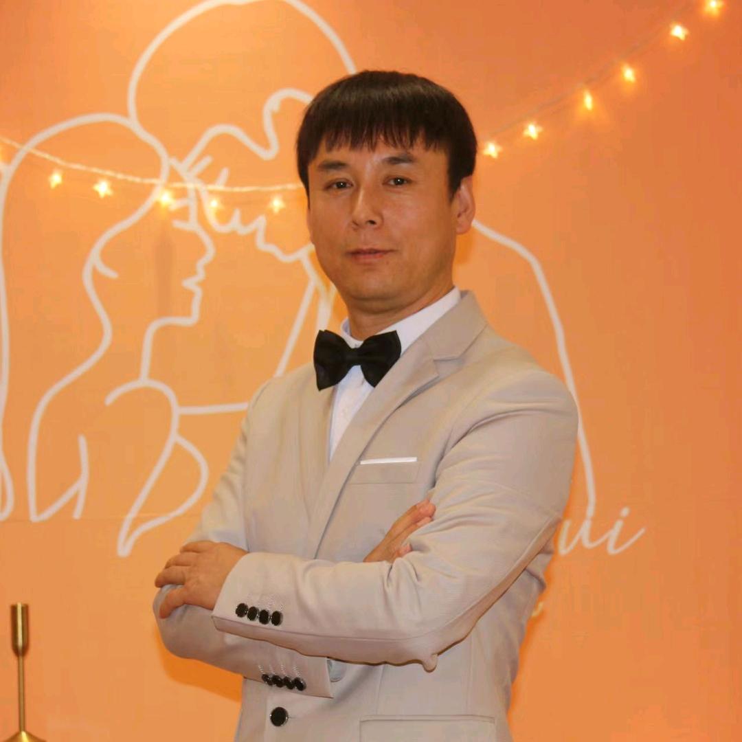 赵斌锋（主持人、歌手、萨克斯、葫芦丝）