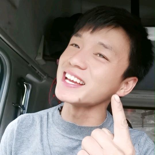 在砚山开火锅店的彭哥、