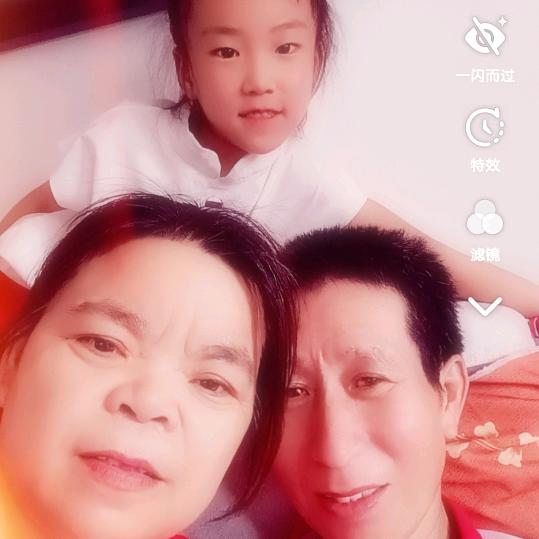 家有俩位开心❤️宝贝👯